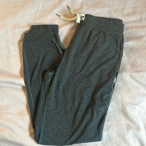 Vuori women’s performance jogger charcoal small